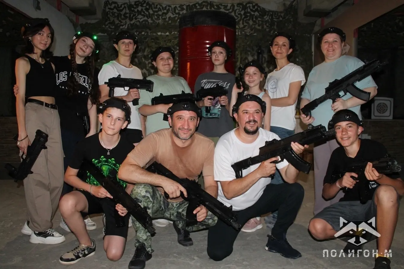 Команда игроков на крытой арене Полигон-М